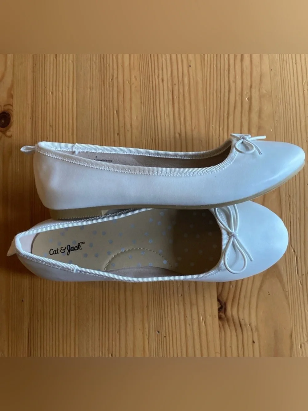NWOT Cat & Jack White Slip-On Girls Shoes, Flats with small bow, size 2